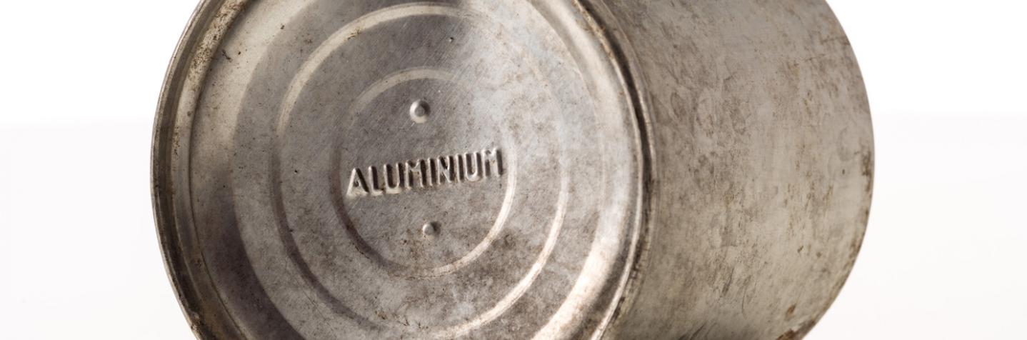 Boîte de lait en aluminium, vers 1917. Modèle américain ou anglais, datant de la Grande Guerre et découverte à Marcilly-sur-Tille (Côte-d'Or), 2011.
