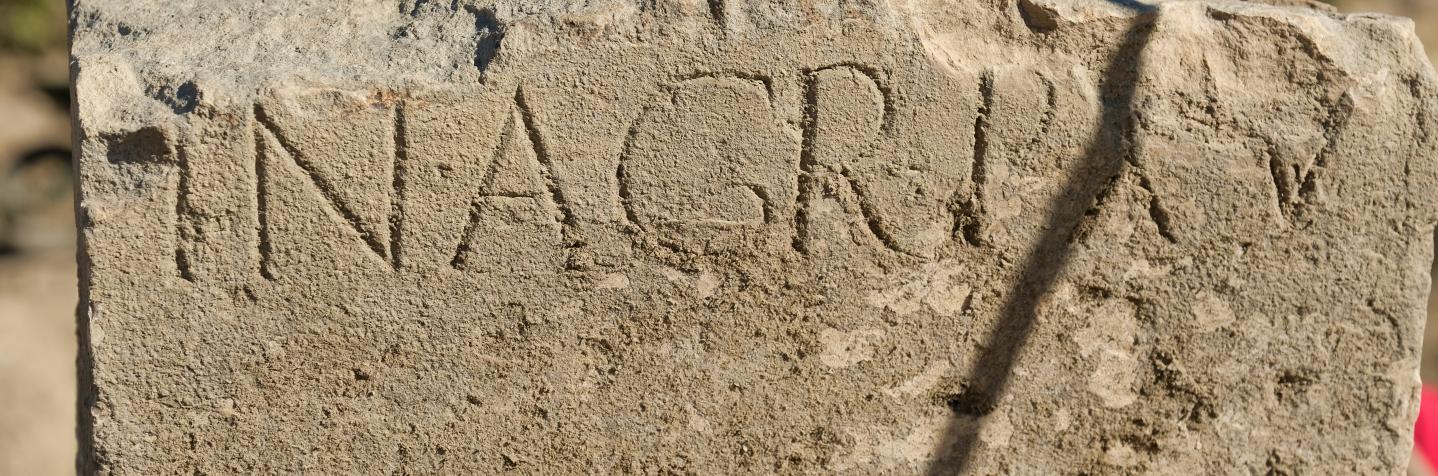 Plaque funéraire Narbonne La Robine. Photo Pascal Druelle