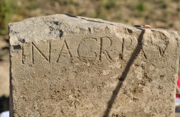 Plaque funéraire Narbonne La Robine. Photo Pascal Druelle