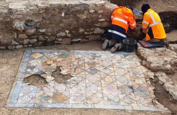 mosaïque en cours de dégagement - Crédit : Charlotte Gleize, Inrap